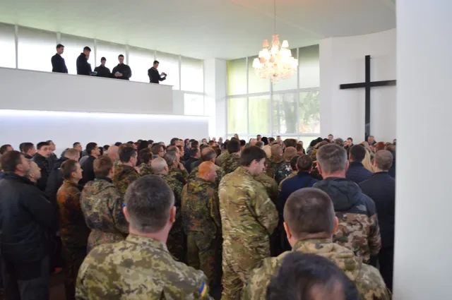 В смертельной аварии погиб председатель Франковской «Самообороны». Сегодня попрощаться с Иваном Гринчуком пришли родные, друзья, собратья и сотни франковцев — фото 15