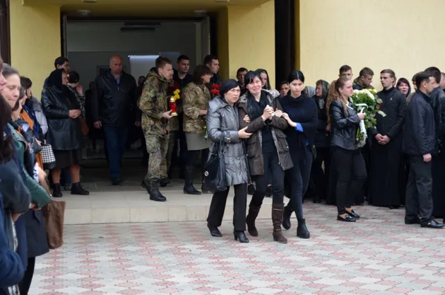 В смертельной аварии погиб председатель Франковской «Самообороны». Сегодня попрощаться с Иваном Гринчуком пришли родные, друзья, собратья и сотни франковцев — фото 16