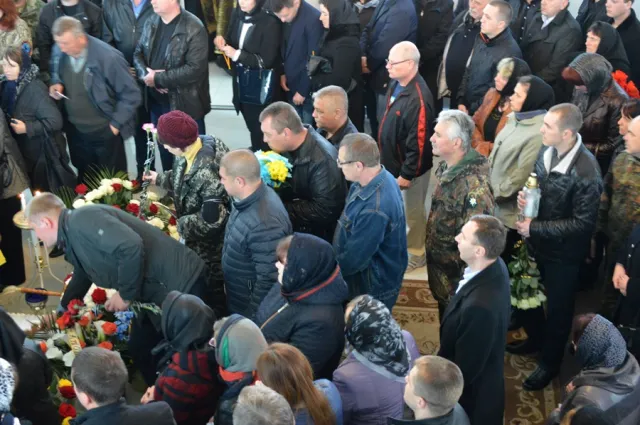 В смертельной аварии погиб председатель Франковской «Самообороны». Сегодня попрощаться с Иваном Гринчуком пришли родные, друзья, собратья и сотни франковцев — фото 9