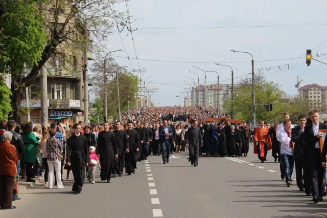 У неділю тисячі франківчан вийшли на загальноміську Хресну Дорогу — фото 13