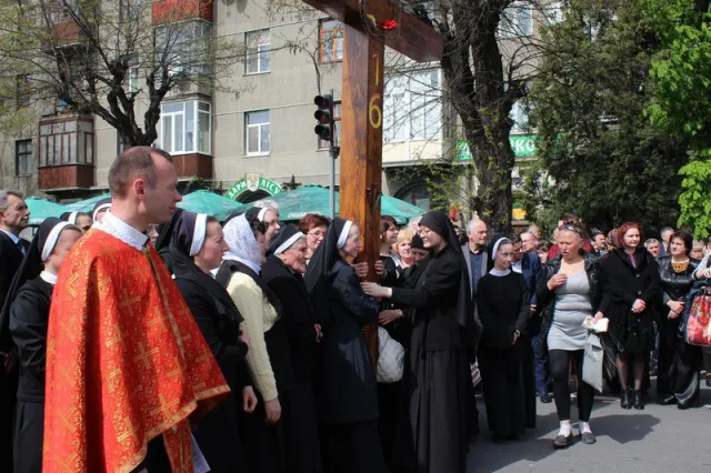 У неділю тисячі франківчан вийшли на загальноміську Хресну Дорогу — фото 15