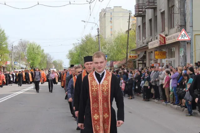 У неділю тисячі франківчан вийшли на загальноміську Хресну Дорогу — фото 3