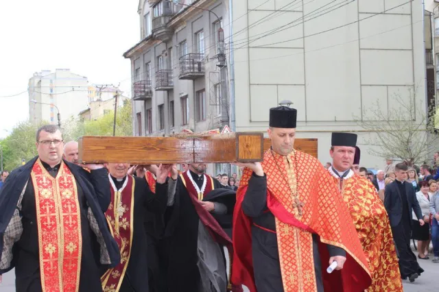 У неділю тисячі франківчан вийшли на загальноміську Хресну Дорогу — фото 4