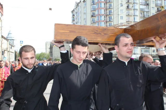 У неділю тисячі франківчан вийшли на загальноміську Хресну Дорогу — фото 9