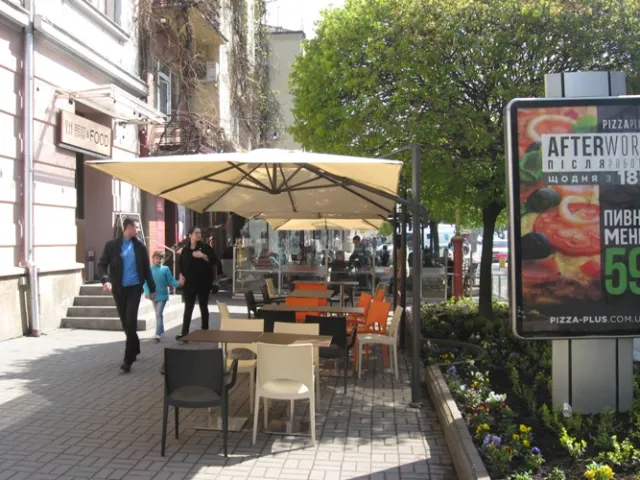 В Івано-Франківську масово почали встановлювати літні майданчики — фото 1