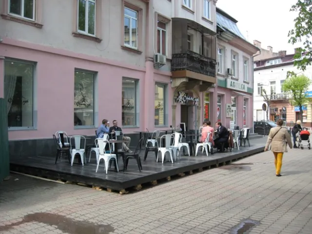 В Івано-Франківську масово почали встановлювати літні майданчики — фото 3