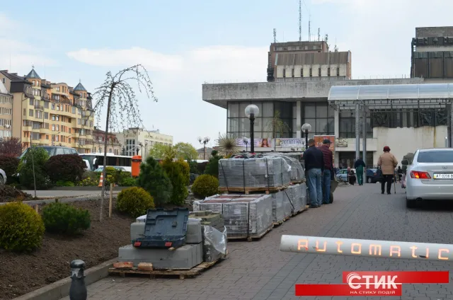 Нещодавно біля готелю Надія зрізали ялинки. На місці дерев облаштують парковку — фото 2
