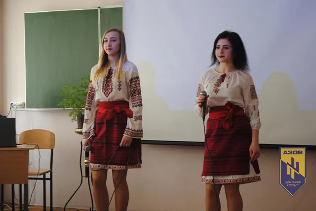 Студенти франківського вишу передали для бійців полку Азов продукти та солодощі — фото 2