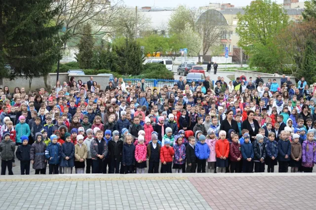 В пам'ять про героїв: у франківській школі відкрили пам'ятні дошки Андрію Прошаку та Сергію Харенку — фото 13