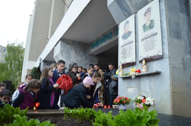 В пам'ять про героїв: у франківській школі відкрили пам'ятні дошки Андрію Прошаку та Сергію Харенку — фото 6
