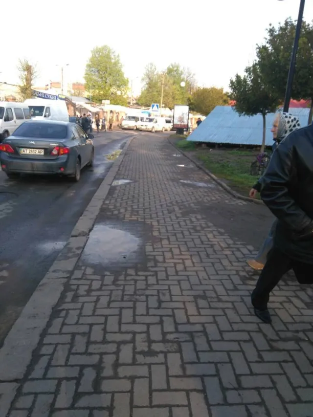 Незаконних торговців, які влаштували стихійну торгівлю на вулиці Шпитальній, наразі не штрафуватимуть — фото 11