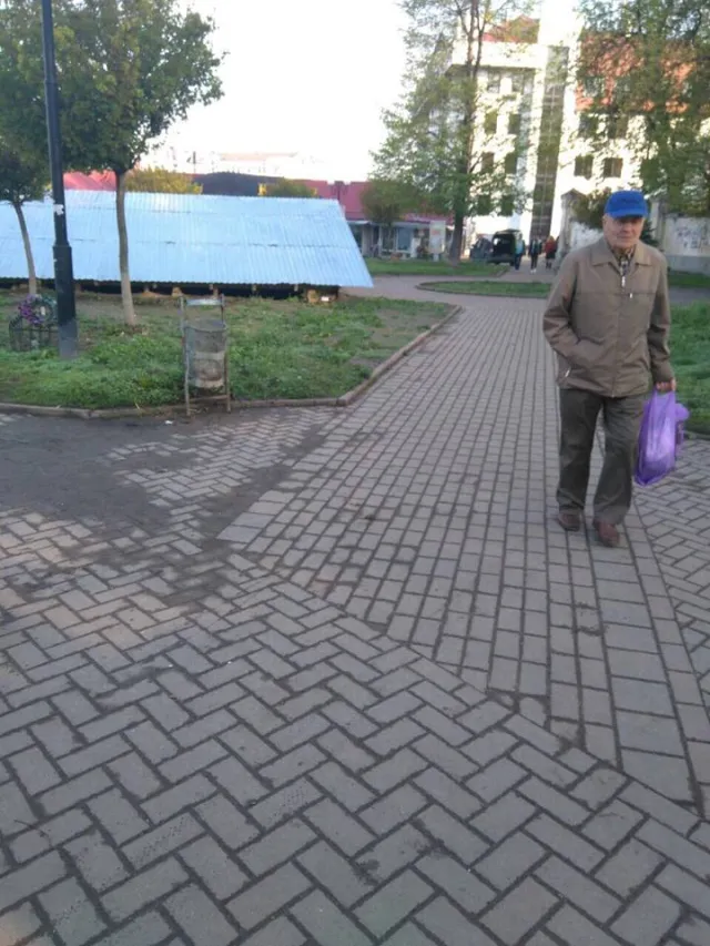 Незаконних торговців, які влаштували стихійну торгівлю на вулиці Шпитальній, наразі не штрафуватимуть — фото 12