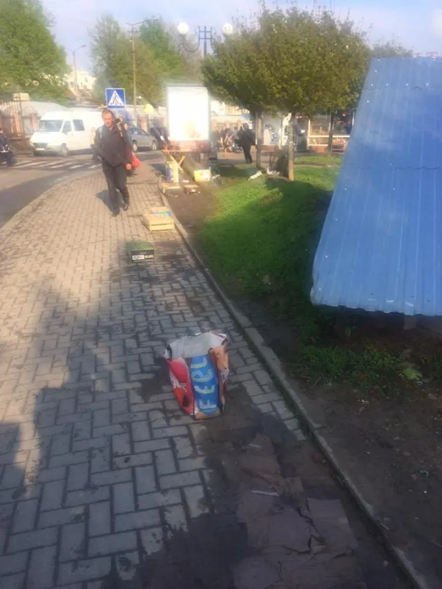 Незаконних торговців, які влаштували стихійну торгівлю на вулиці Шпитальній, наразі не штрафуватимуть — фото 13