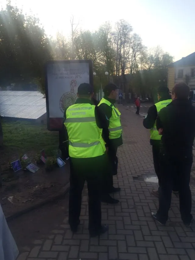 Незаконних торговців, які влаштували стихійну торгівлю на вулиці Шпитальній, наразі не штрафуватимуть — фото 4