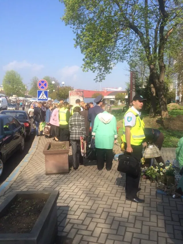 Незаконних торговців, які влаштували стихійну торгівлю на вулиці Шпитальній, наразі не штрафуватимуть — фото 6