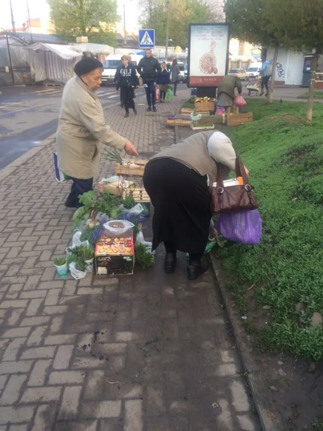 Незаконних торговців, які влаштували стихійну торгівлю на вулиці Шпитальній, наразі не штрафуватимуть — фото 7