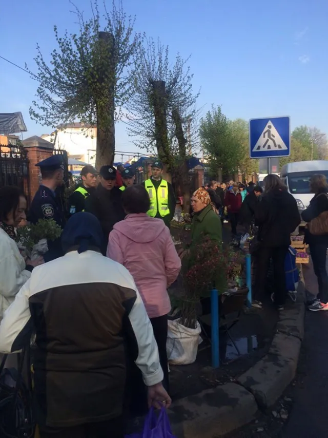 Незаконних торговців, які влаштували стихійну торгівлю на вулиці Шпитальній, наразі не штрафуватимуть — фото 9