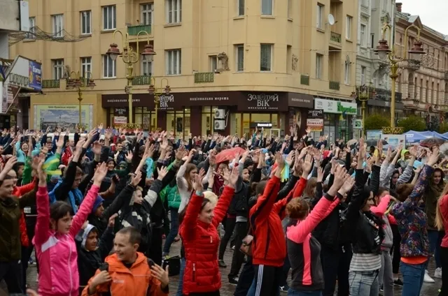 Не зважаючи на дощ, мешканці міста долучились до Всеукраїнської руханки — фото 1