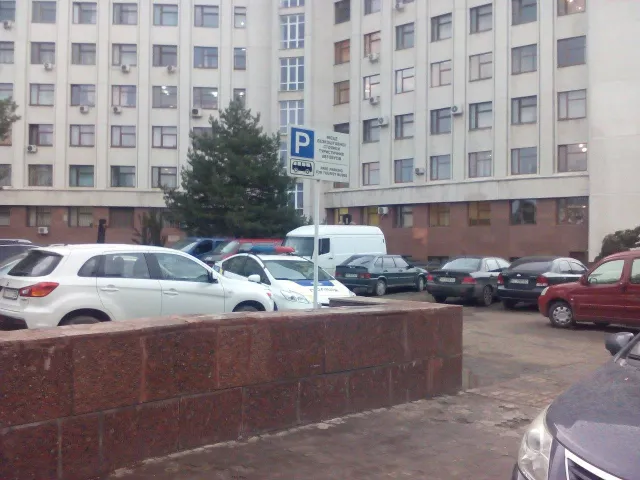 Патрульні наводили лад на території біля «Білого дому» — фото 1