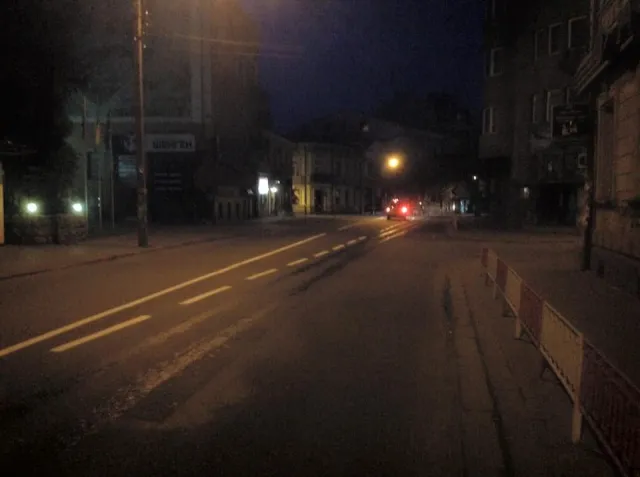 На вулиці Січових Стрільців наносять розмітку з окремою смугою для маршруток — фото 1
