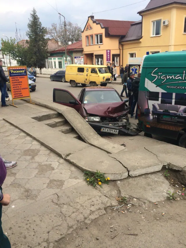 На Прикарпатье автомобиль "врезался" в припаркованный микроавтобус — фото 1