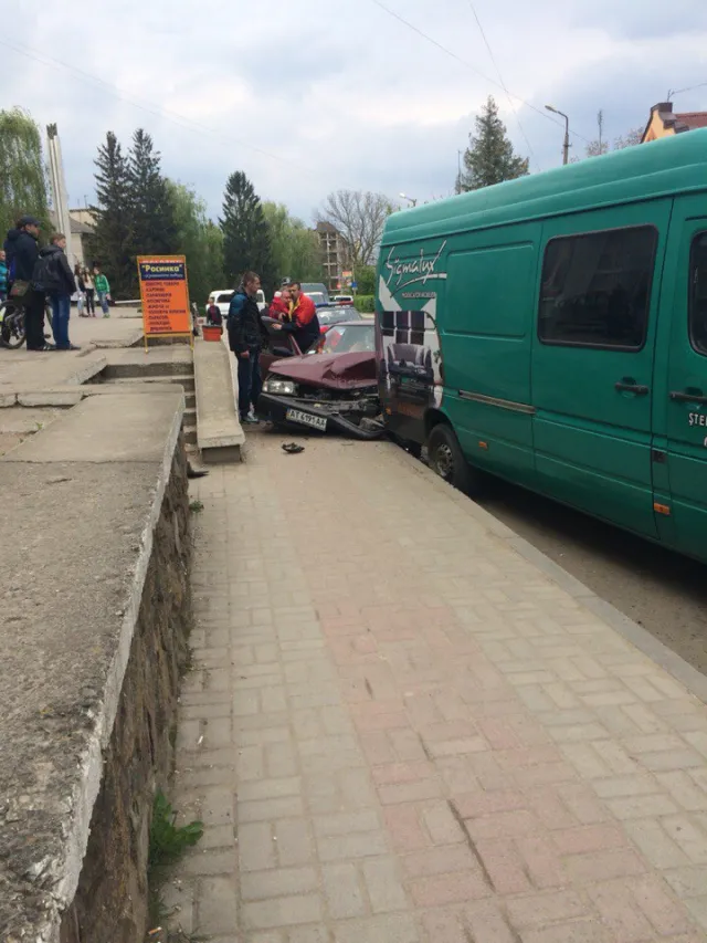 На Прикарпатье автомобиль "врезался" в припаркованный микроавтобус — фото 2