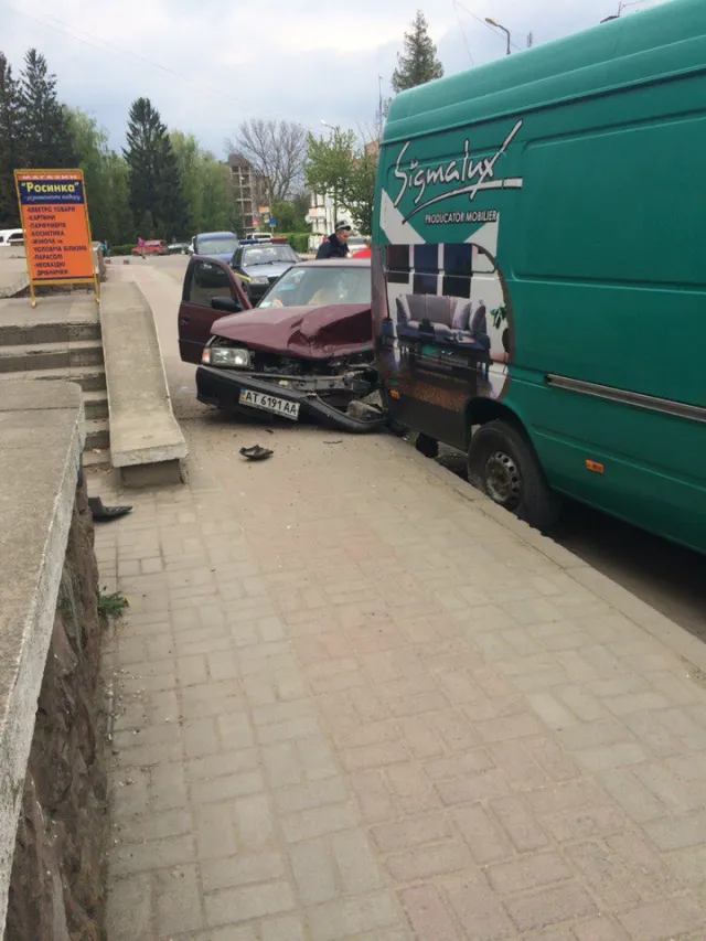 На Прикарпатье автомобиль "врезался" в припаркованный микроавтобус — фото 3
