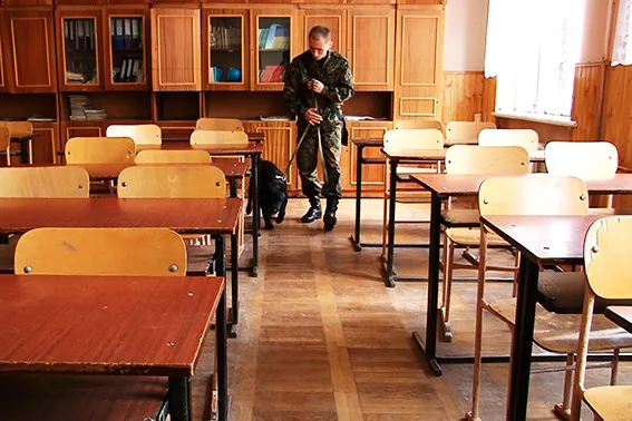 В Франковске восьмиклассник угрожал взорвать школу. За "минирование" накажут мать мальчика. Появилось видео поисков бомбы в школе — фото 2
