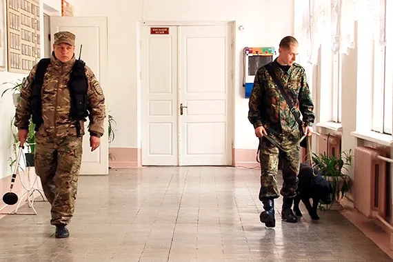 В Франковске восьмиклассник угрожал взорвать школу. За "минирование" накажут мать мальчика. Появилось видео поисков бомбы в школе — фото 1
