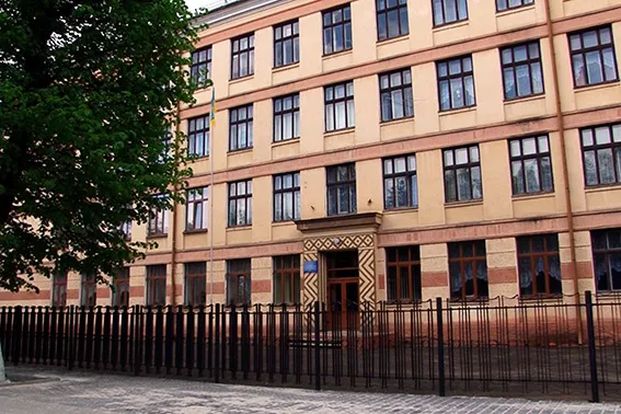 В Франковске восьмиклассник угрожал взорвать школу. За "минирование" накажут мать мальчика. Появилось видео поисков бомбы в школе — фото 3