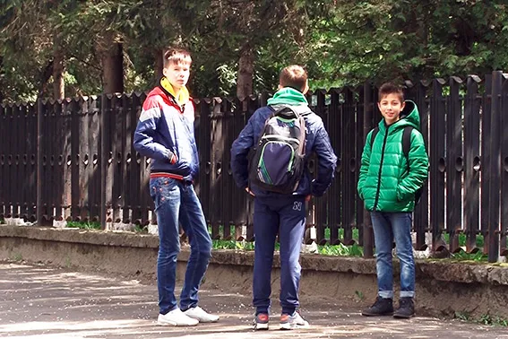В Франковске восьмиклассник угрожал взорвать школу. За "минирование" накажут мать мальчика. Появилось видео поисков бомбы в школе — фото 4