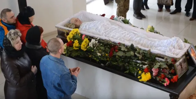В Франковске отслужили панихиду по погибшим бойцом Андреем Быстровым. Сегодня состоятся похороны Героя — фото 3