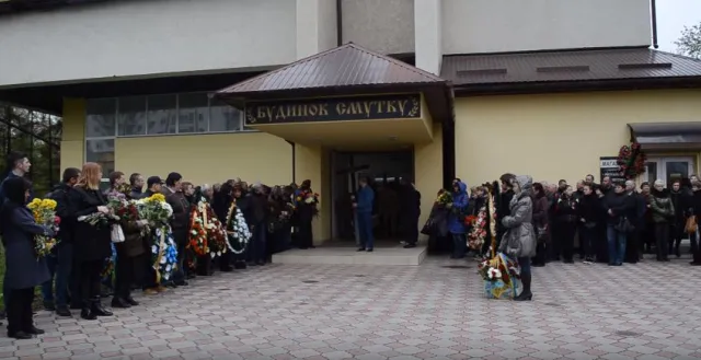 В Франковске отслужили панихиду по погибшим бойцом Андреем Быстровым. Сегодня состоятся похороны Героя — фото 4