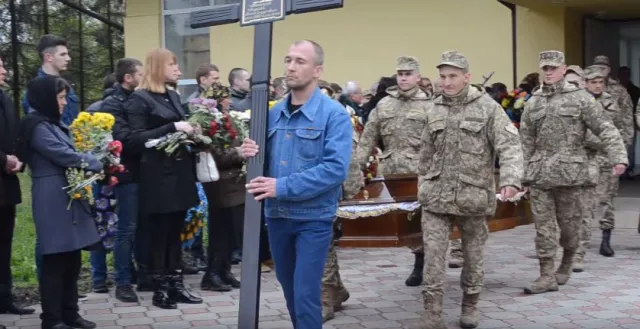В Франковске отслужили панихиду по погибшим бойцом Андреем Быстровым. Сегодня состоятся похороны Героя — фото 5