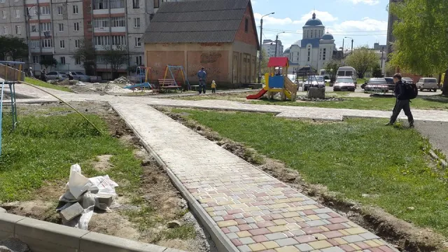 В Івано-Франківську на вулиці Івасюка покращують благоустрій двору — фото 1
