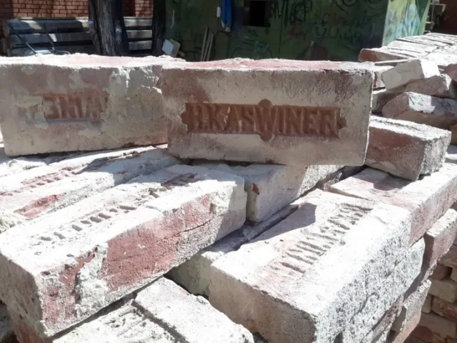З історичного будинку, який розібрали в Івано-Франківську, у соцмережі продають раритетні цеглини. Вартість однієї штуки 12 гривень — фото 1