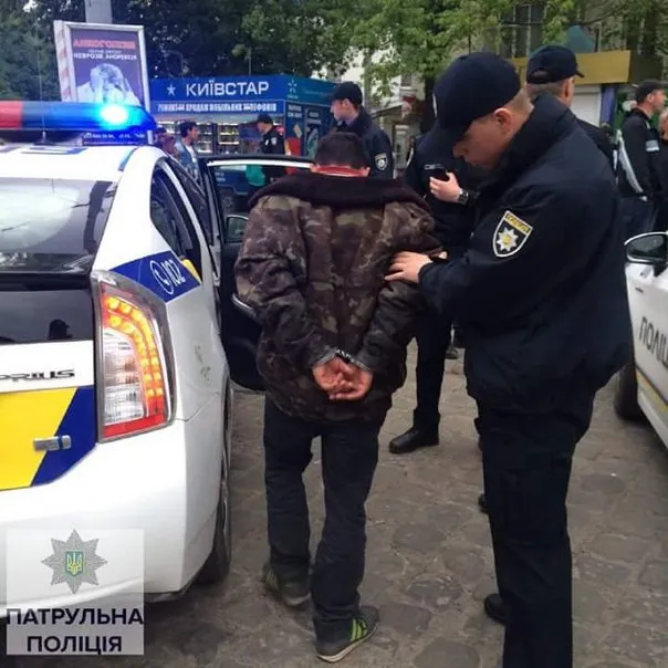 Массовая драка на центральном вокзале Ивано-Франковска — фото 1