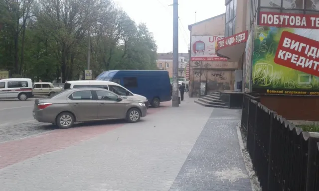 Тепер на Галицькій замість велодоріжки - парковка — фото 2