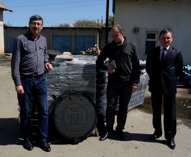 На дорогах Івано-Франківська встановлять 100 каналізаційних люків з гербом міста та антивандальним замком — фото 2