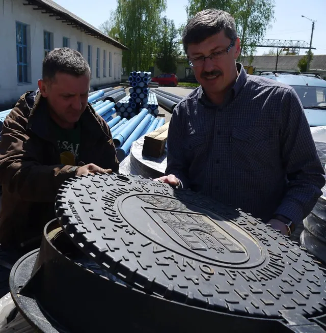 На дорогах Івано-Франківська встановлять 100 каналізаційних люків з гербом міста та антивандальним замком — фото 3