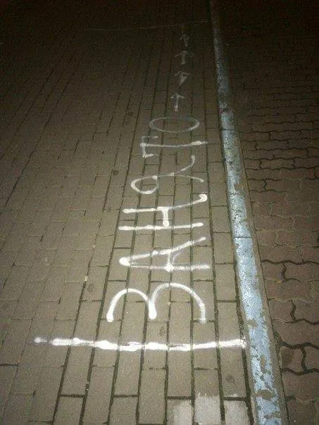 У центрі Івано-Франківська торговці позначили на бруківці місця під торгові намети — фото 1