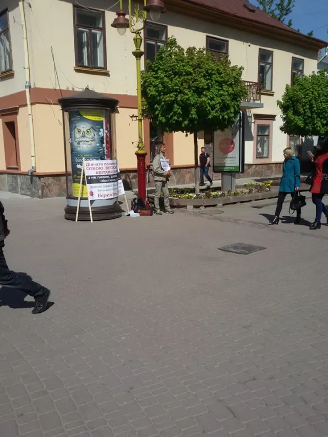 «Дівчата повинні пахнути собою, весною, квітами і фруктами», - у Франківську чоловік міняв яблука на цигарки — фото 1