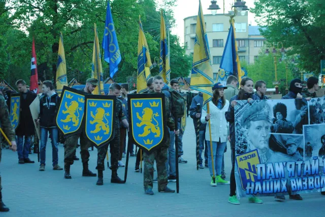 «Азов» влаштував смолоскипну ходу центром Франківська — фото 1