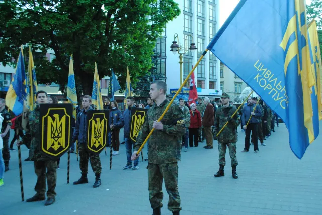 «Азов» влаштував смолоскипну ходу центром Франківська — фото 2