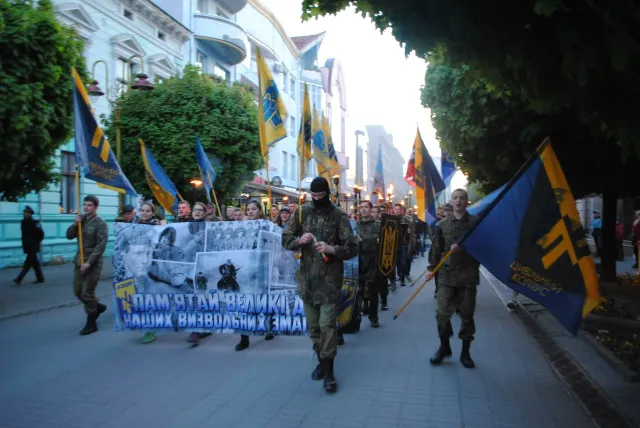 «Азов» влаштував смолоскипну ходу центром Франківська — фото 11