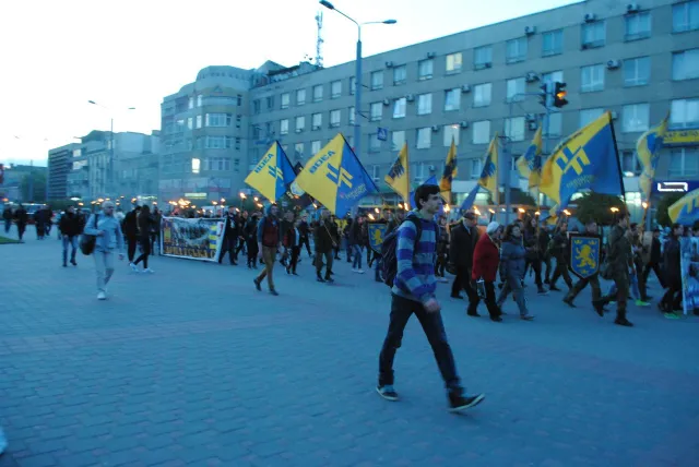 «Азов» влаштував смолоскипну ходу центром Франківська — фото 15