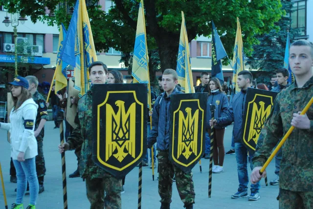 «Азов» влаштував смолоскипну ходу центром Франківська — фото 3