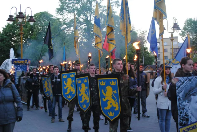 «Азов» влаштував смолоскипну ходу центром Франківська — фото 6