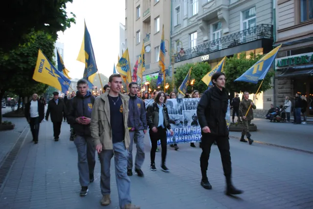 «Азов» влаштував смолоскипну ходу центром Франківська — фото 7