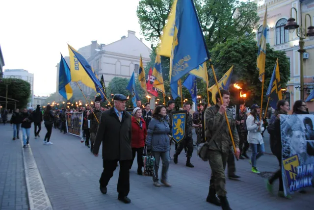 «Азов» влаштував смолоскипну ходу центром Франківська — фото 10